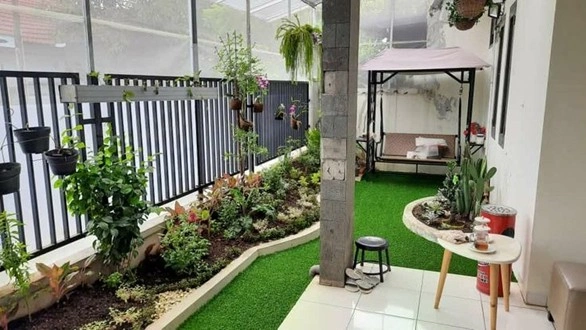 Taman belakang dengan rumput sintetis