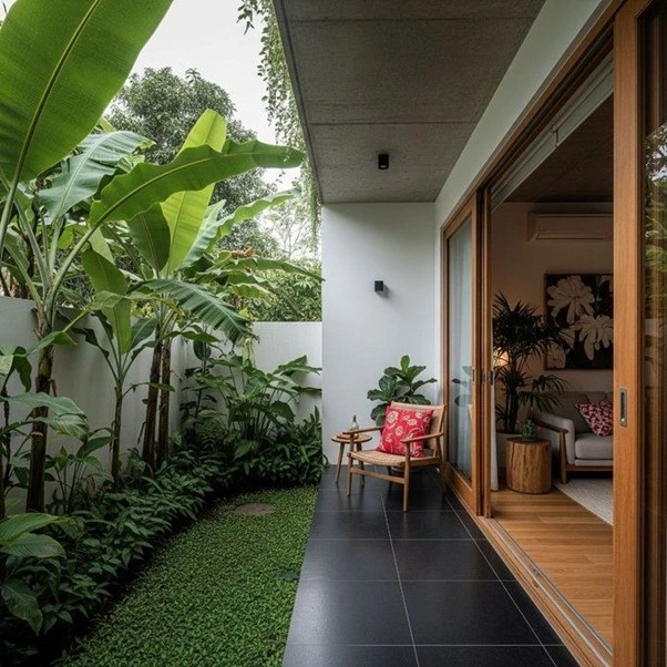 Taman belakang rumah bernuansa tropis