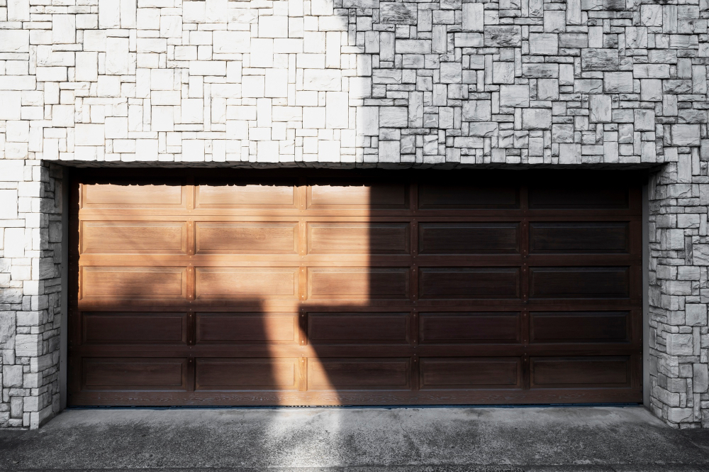 Pintu garasi kayu solid
