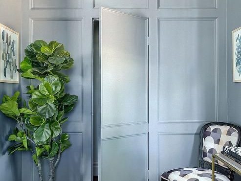 Pintu Kamuflase dengan Wall Moulding
