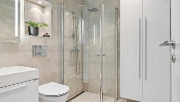 10+ Desain Pintu Kamar Mandi​ Simple Elegan