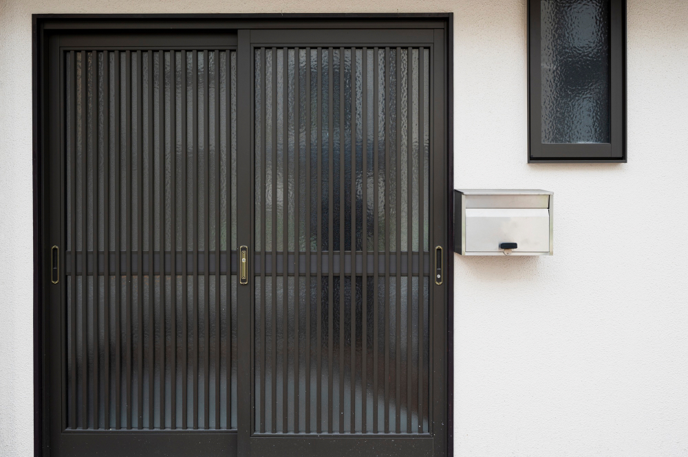Pintu kaca dengan frame hitam