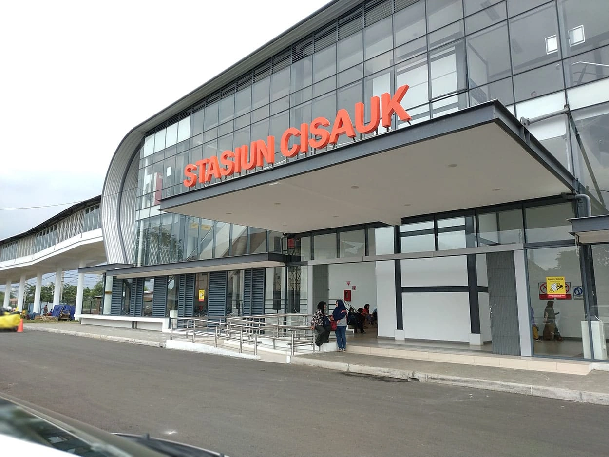 Stasiun Cisauk yang terhubung dengan Pasar Modern Intermoda BSD City