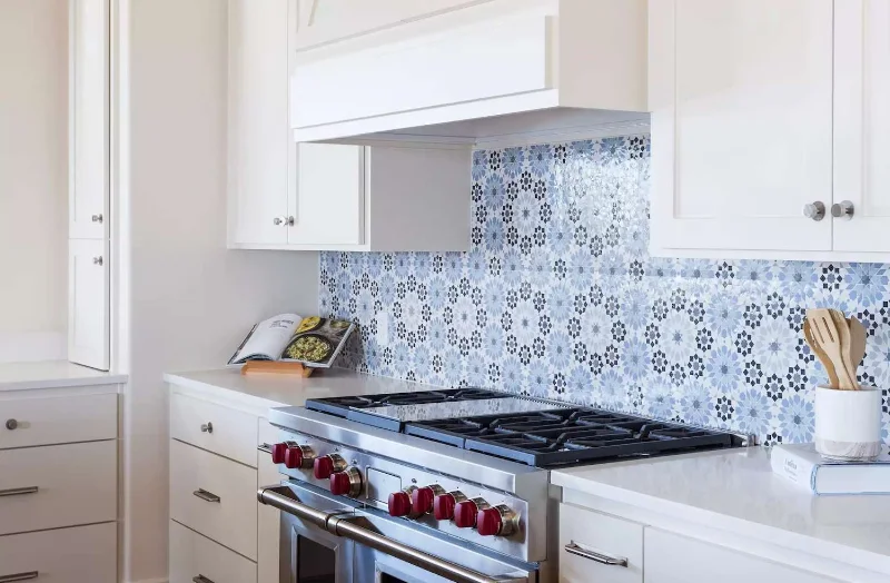 Dapur Minimalis dengan Backsplash Bermotif